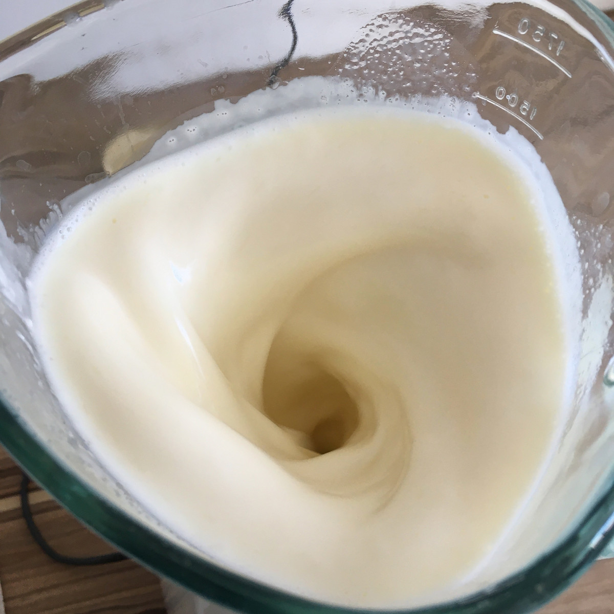Eismaschine mit Honig-Joghurteis