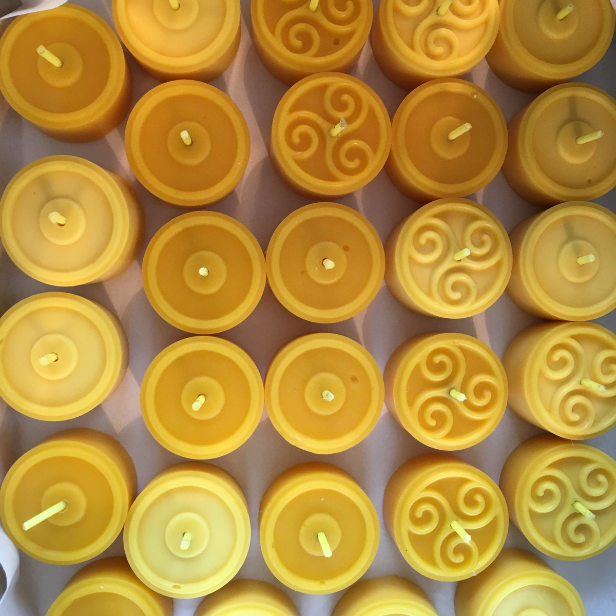 Mehrere gegossene Bienenwachskerzen