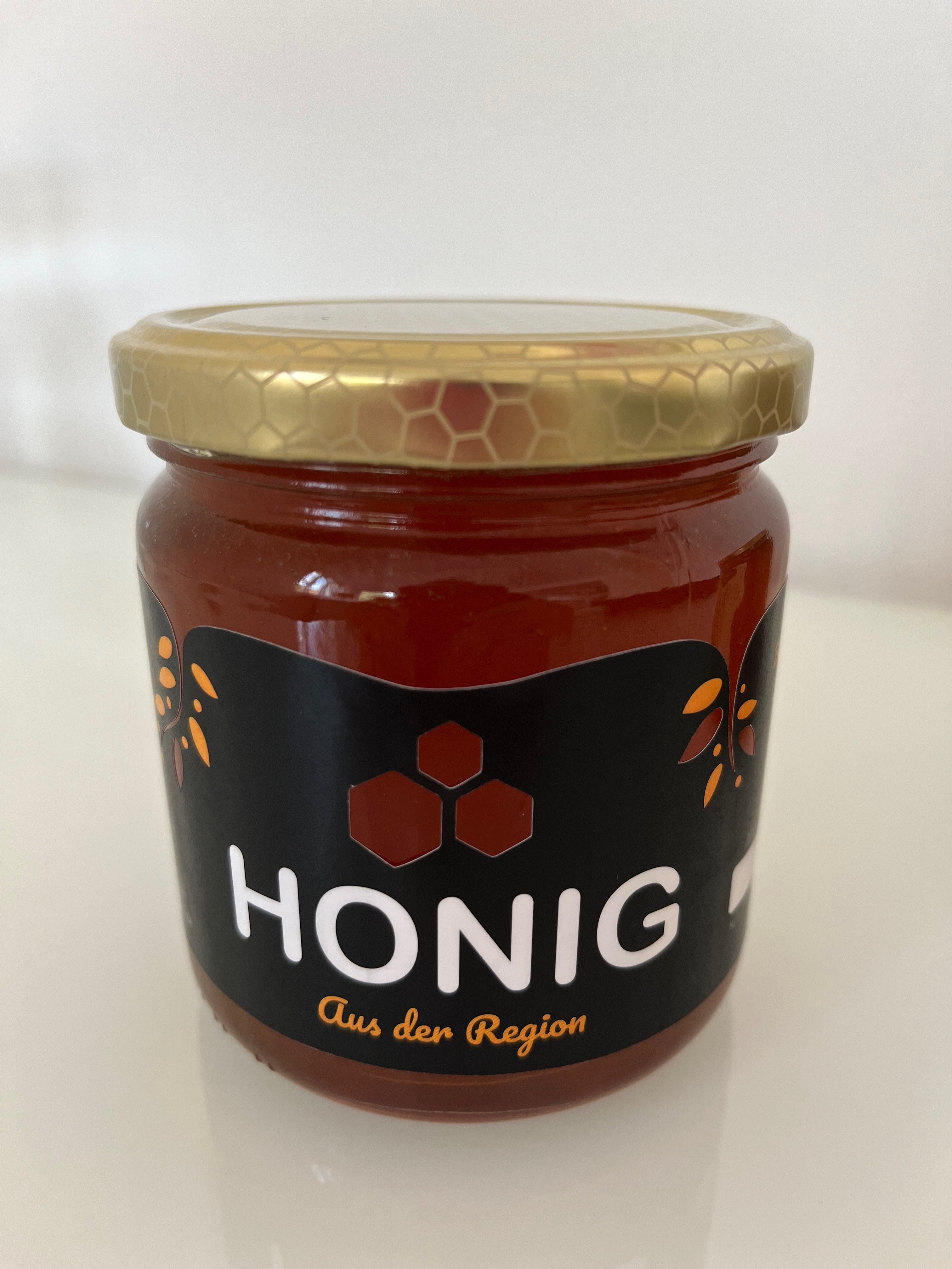 Honigglas mit dunklem Etikett